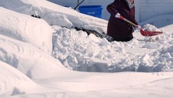 Une femme déblaie sa voiture à Cranston, dans l'Etat de Rhode Island. Avec celui du Massachusetts, ce sont les Etats qui ont été les plus touchés, avec plus de 90 cm de neige tombés par endroits.