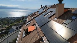 Younergy Solar est le plus grand propriétaire de centrales solaires photovoltaïques de Suisse par le nombre de sites que la société gère, soit plus de 480 projets solaires en exploitation.