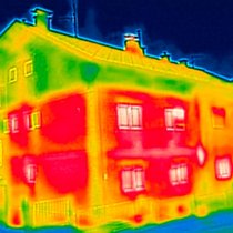 La déperdition de chaleur est observée à l'aide de photos infrarouges, qui permettent de déceler les points faibles d'une maison en matière énergétique. Une bonne isolation thermique permet d’économiser 30 à 60% des coûts.