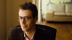 Pour Nicolas Bouzou, les inquiétudes liées à l’essor fulgurant de l’intelligence artificielle, à la situation géopolitique ou au dérèglement climatique, bien que fondées, sont souvent exagérées et présentées sans le recul nécessaire.