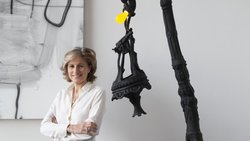 Dominique Lévy s’interroge sur la pertinence de la participation systématique de sa galerie à des foires d’art, indispensables mais devenues «ridiculement chères», exigeant parfois une dépense allant jusqu’à un demi-million de dollars.