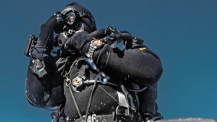La montre Blue Shark III de Delma, capable de résister à des prodondeurs de 4000 mètres, est testée ici par un champion de plongée dans le lac Baïkal, en Sibérie.