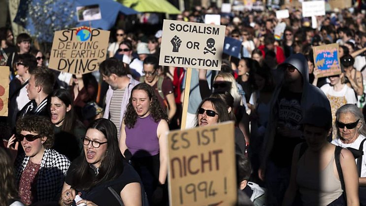 De nombreuses personnes ont défilé pour le climat dans les rues de Berne vendredi en fin de journée.