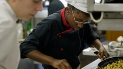 Passionnée de cuisine depuis son plus jeune âge, Ana poursuit aujourd’hui son parcours professionnel au sein de La Scala de Payerne.