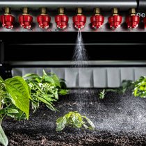 Chaque micro-buse est activée individuellement, ce qui permet de cibler la dose d’herbicides.