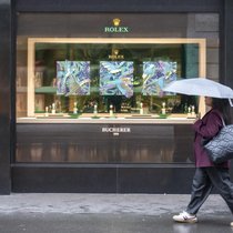 Les perspectives pour 2026 restent incertaines pour les horlogers suisses, avec une pression sur les employés qui ne bénéficieront plus des dispositifs de réduction de l'horaire de travail . (archives)
