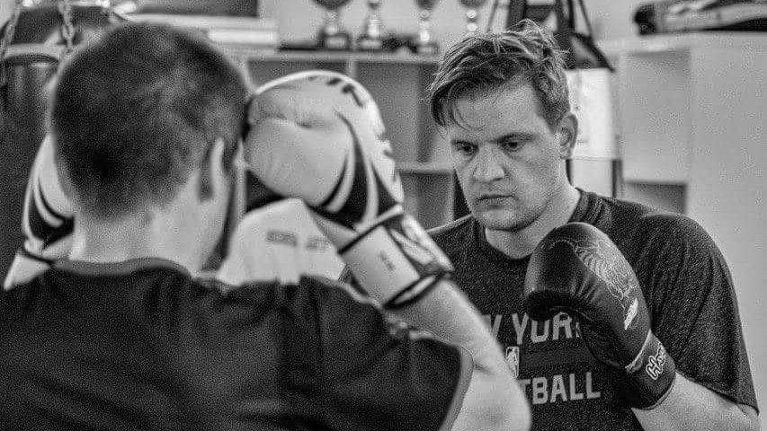 Marc Oehler pratiquant la boxe thaïlandaise