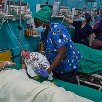 La situation sanitaire à Cuba est profondément préoccupante pour l'OMS. Photo d'une doctoresse remettant un nouveau-né à sa mère, dans une maternité de La Havane.