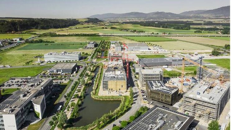 Y-Parc compte plus de 200 sociétés et 2200 emplois sur une superficie de plus de 50 hectares.