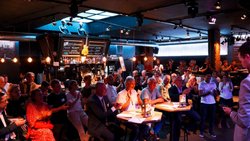 Les soirées Pitch’n’Bar, organisées par l’IFJ, permettent aux jeunes entrepreneurs de présenter leur idée en quelques minutes et de recevoir un retour.