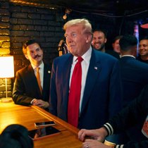 Donald Trump s’est engagé à faire des Etats-Unis «la capitale des cryptomonnaies de la planète». Le futur président américain en visite dans un bar dédié aux cryptomonnaies appelé Pubkey, situé dans le West Village, le 18 septembre 2024 à New York.