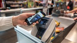 Twint est utilisé comme moyen de paiement en Suisse par environ 81% des commerces stationnaires et par 86% des magasins en ligne. Près de 65% des transactions commerciales se font en présentiel, contre 35% à distance.