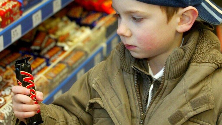 Les chercheurs mettent en cause des "niveaux choquants de pauvreté et de privation, qui génèrent de l'insécurité alimentaire, ou la promotion agressive de malbouffe bon marché par l'industrie".