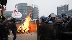 Des milliers d'agriculteurs ont manifesté mardi devant le Parlement européen contre l'accord avec le Mercosur.