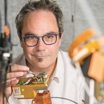Antoine Müller, cofondateur d’Alpes Lasers, une PME pionnière de la technologie laser à cascade quantique. Il tient ici une pièce appelée «sauterelle», indispensable pour le contrôle qualité.