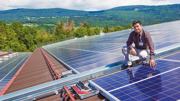 Jean-Louis Guillet, CEO de Soleol, à Onnens (VD), est très fier d’avoir bâti sur le toit de sa PME la plus grande centrale photovoltaïque de Suisse.