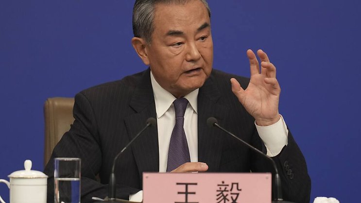 Si la pression américaine continue, la Chine répondra "fermement", avertit Wang Yi.
