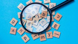 Souvent précédés de hashtags lorsqu’ils sont brandis sur les réseaux sociaux, de nombreux néologismes ont fait leur irruption dans le langage professionnel ces dernières années.