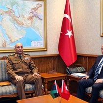 Le chef d'état-major libyen Mohamed Al-Haddad (à gauche) a posé aux côtés de son homologue turc Selcuk Bayraktaroglu à Ankara avant d'embarquer dans l'avion accidenté.