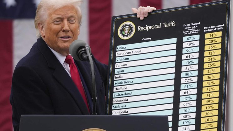 En avril 2025, le président américain Donald Trump a choqué le monde avec sa tablette sur les droits de douane.