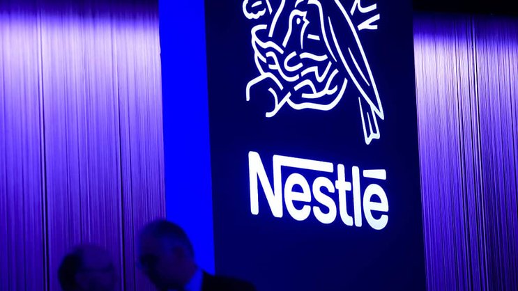 Chez Nestlé Waters, "ce sont 100% des marques qui sont concernées par l'utilisation de traitements interdits", ajoute l'ONG, qui pointe aussi le groupe français Sources Alma. (KEYSTONE/Jean-Christophe Bott)