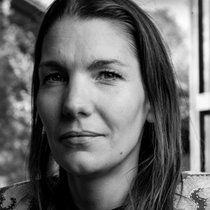 Claudia Comte développe une œuvre monumentale inspirée par la nature, entre sculptures, fresques et installations exposées dans le monde entier.