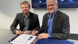 Emile de Rijk (à g), CEO et cofondateur de Swissto12, et Peter Hadinger, Chief Technology Officer d'Inmarsat, lors de la signature du contrat.