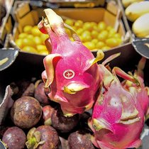 Les fruits du dragon, majoritairement cultivés en Amérique du Sud ou en Asie, sont signalés chez Coop par le logo "By Air" et le CO2 généré est compensé.