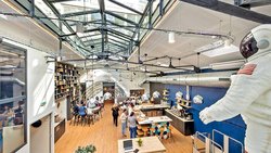 La société française Artdesk Group module les espaces dînatoires en des salles de séminaires ou des lieux de coworking interne