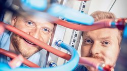 Sam Harrison et Remco van Erp conçoivent des systèmes pour refroidir les semi-conducteurs.