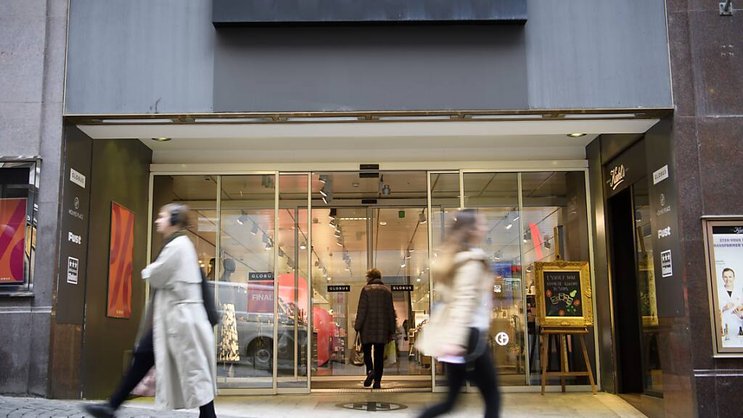 L'enseigne helvétique est constituée actuellement de neuf magasins. Elle compte 1700 employés et 1400 personnes travaillant pour les diverses marques présentes dans le grand magasin telles que Louis Vuitton et Moncler. (KEYSTONE/Laurent Gillieron)