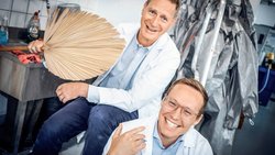 Les merveilles de la chimie: Oliver Polcher (à g.) et Lukas Schertel obtiennent à partir de feuilles de palmier des microparticules diffusant la lumière.
