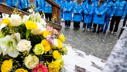 Une délégation de l'équipe italienne de ski s'est rendue à proximité du bar "Le Constellation", pour rendre hommage aux victimes du tragique incendie du Nouvel an.