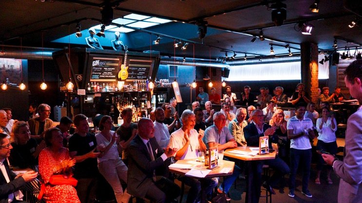 Les soirées Pitch’n’Bar, organisées par l’IFJ, permettent aux jeunes entrepreneurs de présenter leur idée en quelques minutes et de recevoir un retour.