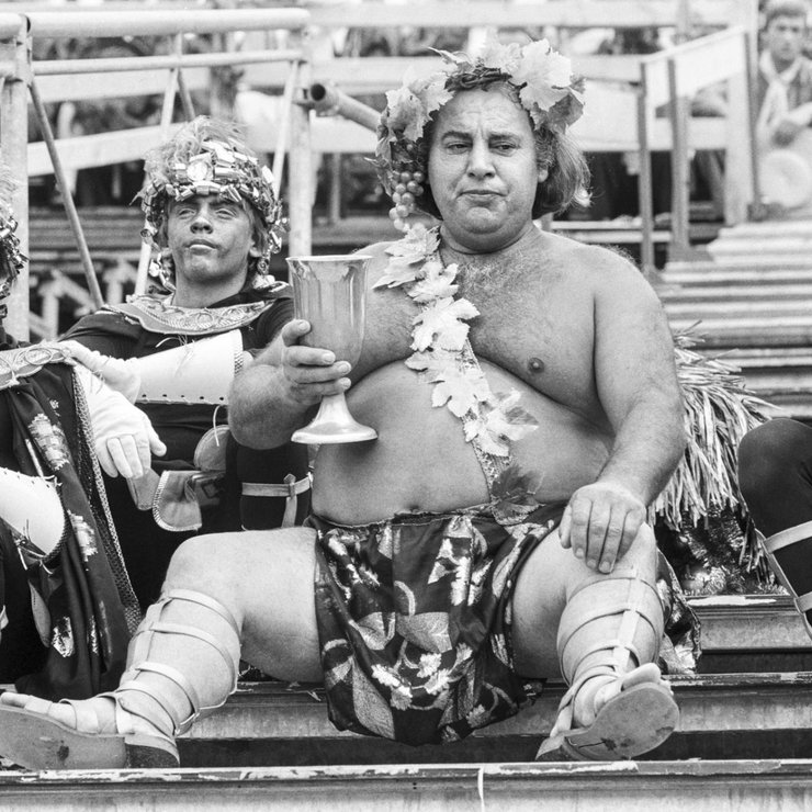En 1977, lors de la Fête des Vignerons à Vevey (VD), Bacchus, incarné par François Commend, célèbre la vigne en levant sa coupe.