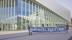 Des manifestants devant le SwissTech Convention Center de l’EPFL, un bâtiment qui a accueilli les députés du Grand Conseil vaudois jusqu’au 16 décembre.