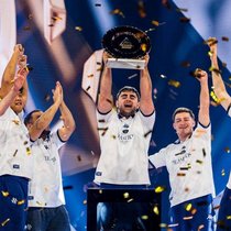 Plus de la moitié des employés de la structure sont des e-sportifs professionnels, de jeunes hommes qui s’entraînent quotidiennement.