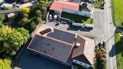 Grâce à 261 panneaux photovoltaïques posés sur les toits d’un quartier voisin par OptimalGo et Studer Innotec, le Paléo Festival a couvert 50% de ses besoins électriques.