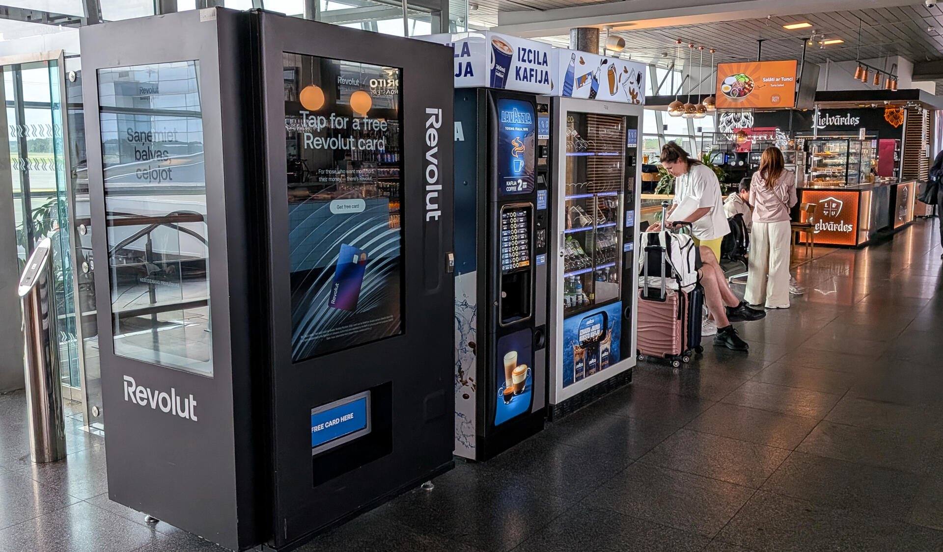 D’abord le café, puis l’ouverture du compte : automate Revolut à l’aéroport de Riga (Lettonie).