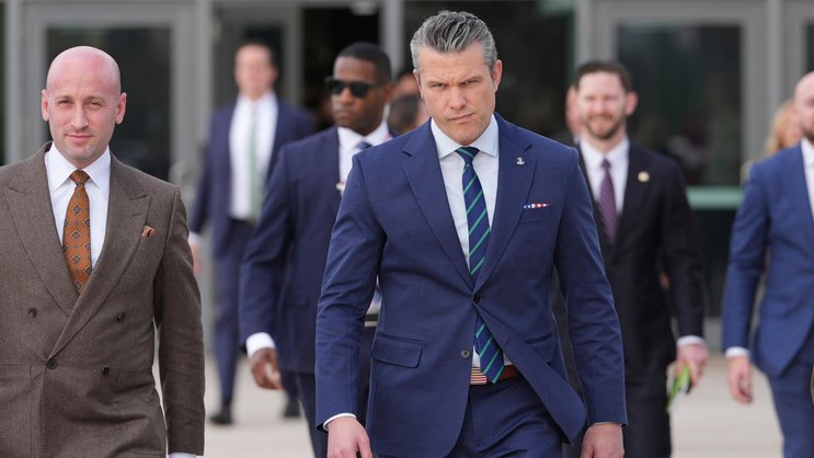 Le secrétaire à la Défense américain, Pete Hegseth (au premier plan), n’a pas supporté que le CEO d’Anthropic, Dario Amodei, refuse l’utilisation militaire de l’IA Claude. Les sanctions n’ont pas tardé à s’abattre sur l’entreprise californienne.