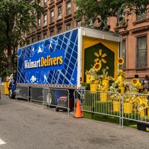 Un camion portant l'enseigne Walmart à New York.