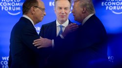 Le CEO du WEF, Børge Brende, entre Laurence D. Fink et Donald Trump lors du WEF de cette année à Davos (archives).