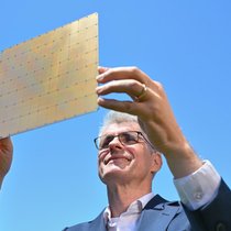 Jean-Philippe Fricker présentant une puce Cerebras. Elles sont 50 fois plus imposantes (et plus chères) que celles de la concurrence.