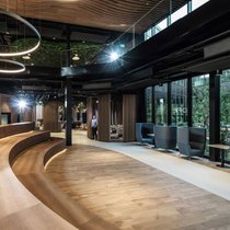 Pour attirer les jeunes talents, certains misent sur leurs locaux. C’est le pari de la surface industrielle Beezi, un espace de coworking qui vient d’être inauguré à Tolochenaz (VD). La PME Durrer Technik sera le premier «locataire-ambassadeur» du bâtiment. Son directeur, Alexandre Vilar, apprécie les zones vertes aménagées, le fitness et les espaces de détente.