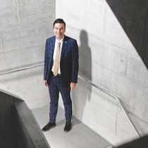 Philippe Varone, président de la ville de Sion, ici dans les nouveaux bâtiments de la HES-SO Valais-Wallis.
