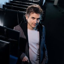 Cofondée par Joël Winteregg, NetGuardians emploie 50 personnes à Yverdon et 90 dans le monde. L’investissement réalisé par Summa Equity permettra à la société, connue pour ses logiciels de détection de fraude bancaire, de déployer ses algorithmes et modèles d’IA dans d’autres domaines.