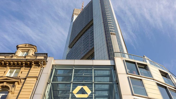 Commerzbank, sortie d'une longue période de restructurations, a fait état de son meilleur bénéfice net annuel depuis 15 ans, en visant encore mieux en 2024 malgré la baisse attendue des taux. (archives)