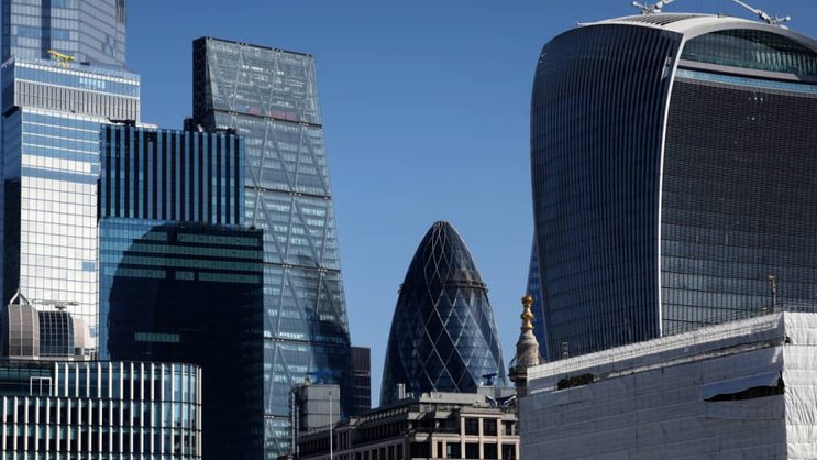 Une inflation élevée freine la consommation et l'investissement. Elle a aussi contraint la Banque d'Angleterre (BoE), au début du mois, à maintenir ses taux d'intérêt à 4%, ce qui pèse sur le coût de la dette du Royaume-Uni.