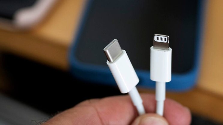 D'après les rumeurs, Apple va adopter l'USB-C (à gauche sur l'image) cette année plutôt que d'attendre l'année prochaine pour se conformer aux régulations européennes et remplacer la connectique maison Lightning (à droite) (archives).