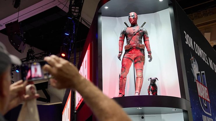 Deadpool est de retour au sommet du box office ce weekend aux Etats-Unis. Une personne prend une photo de l'exposition du costume de Marvel Deadpool au Comic-Con International à San Diego en Californie fin juillet.